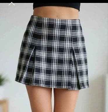 Mini suknja na crno-beloj kari (tartan) – moderan A-kroj sa diskretnim