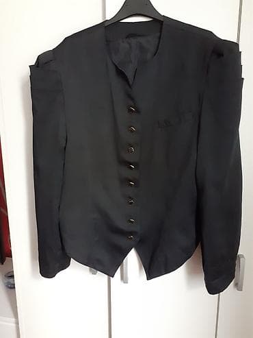 Elegantni crni sako bez klasičnog okovratnika, sa modernim zaobljenim na lalafo.rs Elegantni crni sako bez klasičnog okovratnika, sa modernim zaobljenim