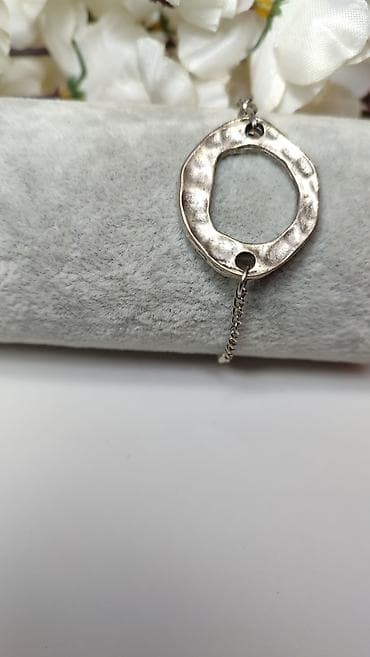 Novčanici: Ručno rađena narukvica sa centralnim priveskom nepravilnog kružnog — 1