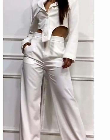 Beli ženski komplet – sako i pantalone - Moderan kroj: kratki sako sa