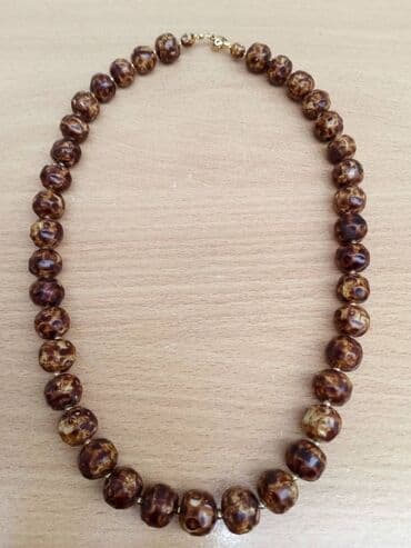 Lighters and accessories: Ogrlica 10 Ogrlica, braon šarena Dužina-obim oko 64 cm, prečnik 1,5 — 3