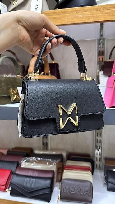 chanel torbica mala: Mini torba sa ručkom – model “M” logo - Struktura: kompaktna — 4