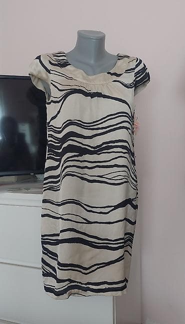 Haljina sa apstraktnim prugama - Kroj: ravna, lagano široka silueta na lalafo.rs Haljina sa apstraktnim prugama - Kroj: ravna, lagano široka silueta