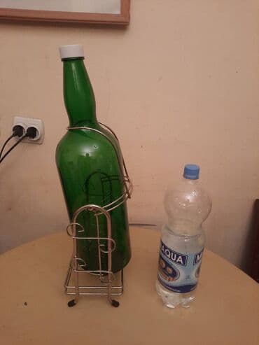 komode sa policama: Velika flasa sa postoljem.
Oko 4,5 l — 5