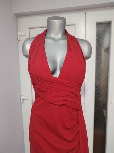 Women's Clothing: Elegantna večernja haljina u intenzivno crvenoj boji. Model oko vrata — 2