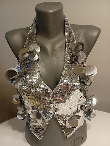 second hand jakne: Srebrni prsluk/halter top sa šljokicama i velikim sjajnim aplikacijama — 1