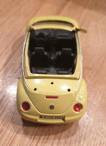 Figurice i makete: Volkswagen VW Beetle Buba kabriolet zuti automobilcic igracka. Fali — 3