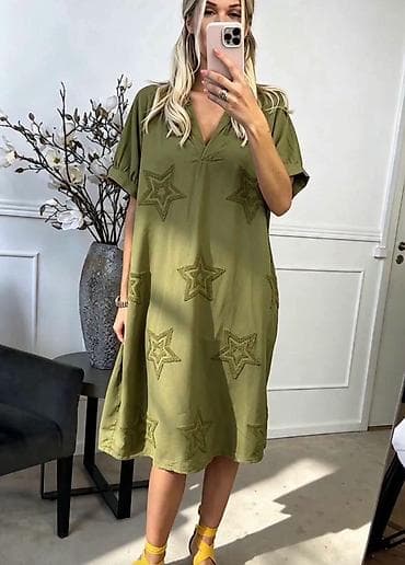 Haljina sa zvezdicama – komotan kroj. - Model: široka lepršava haljina