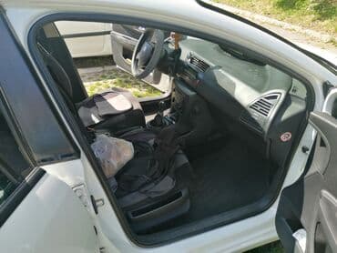 dimenzije guma za passat b6: Beli automobil Citroen C4 sa petoro vrata. Vozilo poseduje siva — 2