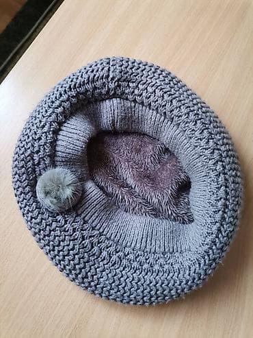 Donji delovi trenerke: Zimska ženska kapa. Veoma topla kapa za zimu. Malo nošena, stanje — 3