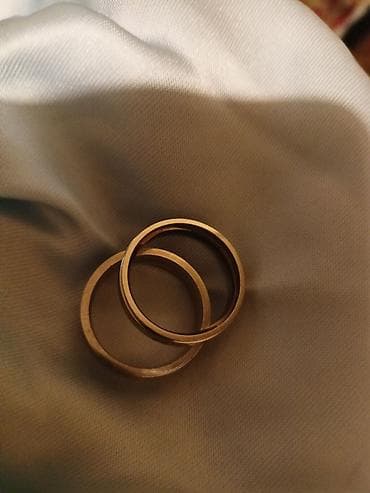 muske jakne 5xl: Burme 
Muška 20mm
Ženska 19mm
Novo!
Cena 3000din za obe.
Forever love — 2