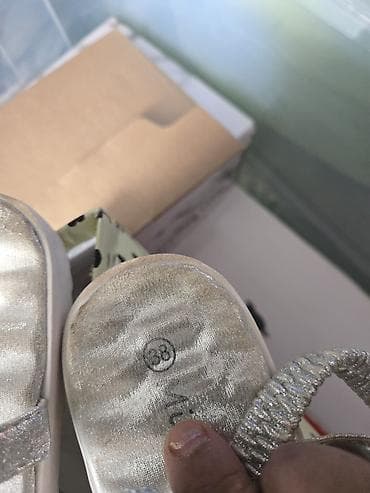 Patike: Srebrne ženske sandale sa sjajnim ukrasnim kamenčićima - Elegantne — 2