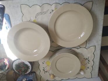 simpo komode sa fiokama: Komplet bež boje keramika servis 6 plitkih malih tanjira 6 dubokih — 3