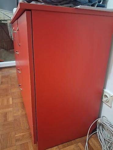 Crvena komoda/ormarić sa fiokama i vratima - Materijal: iverica/MDF