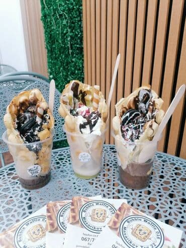 staklene cinije za voce: Beližava poslastičarnica nudi bogato dekorisane vafle i bubble waffle — 5