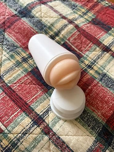 Muški masturbator u kućištu - Diskretno plastično kućište sa navojnim