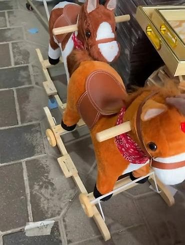 uradi sam pivski sto: Drvena ljuljaška–konjić za decu - Dva plišana konjića sa sedlom i — 1