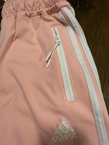 Donji delovi trenerke: Adidas trenerke – donji deo - Model: uske sportske pantalone sa