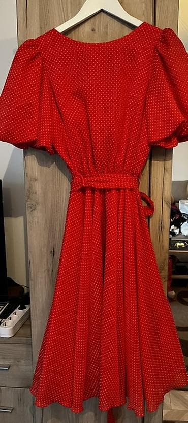 Haljine: Crvena haljina na tufnice - Model: midi dužina sa širokom, lepršavom — 5