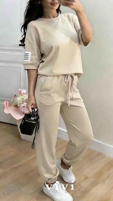 podsuknja bela: ✅ dvodelni komplet – majica i donji deo trenerke
✅S M L
✅2300 din — 4