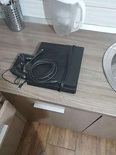 Ps4 u super stanju.Sa jednim dzojstikom.Cipovana na 500gb hard diska — 1