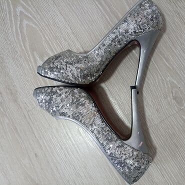srebrna ogrlica sa krsticem: Pumps, 40 — 3