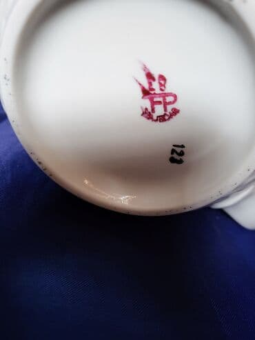bokal sa poklopcem: Bokal Zajecar porcelan 70te. Bokal je nov. na poklopcu nedostaje — 14