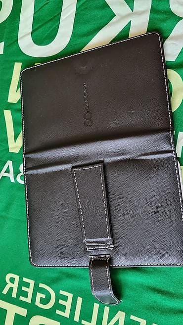 Računarska oprema: Samsung Galaxy Tab 4 (8.0") sa futrolom i žičnom tastaturom - Ekran — 8