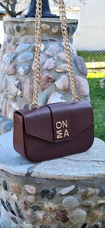 dzak za paketic: Ženska torbica preko ramena sa zlatnim lancem - Model: kompaktna — 6