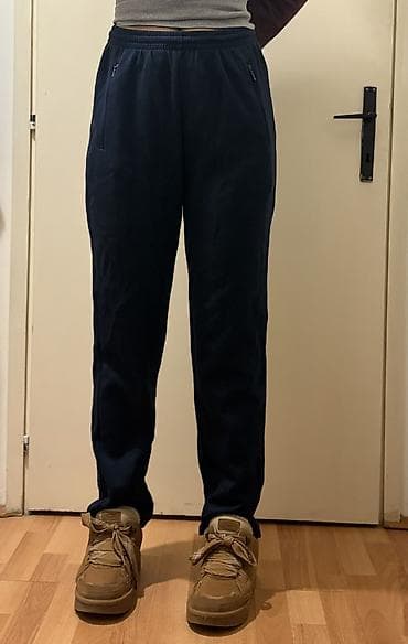 Tamno plava trenerka, broj 40. Klasičan model sa elastičnim pojasom i