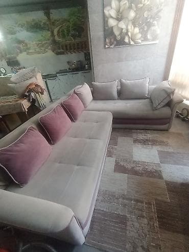Garnitura dimenzije 300x225. Trosed je duzine 180cm. Sa jastucima kao