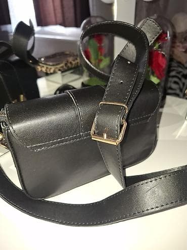 guess torbica zenska: Crna ženska crossbody torbica sa preklopom i metalnim „M” logom u — 3