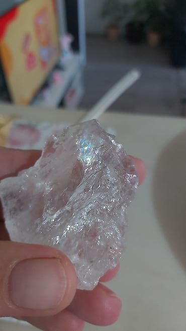 Prirodni kvarc – komadi kristala (sirovi) - Transparentan do