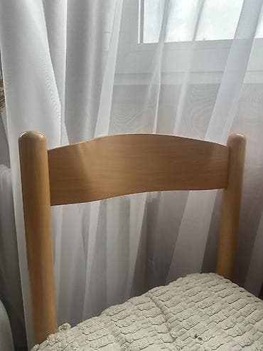 Stilski nameštaj: Drveni trpezarijski set – sto + 4 stolice - Komplet sadrži: kvadratni — 5