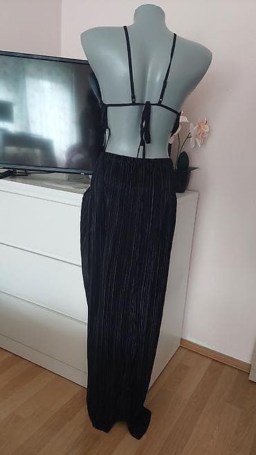 odece: Elegantna crna plisirana haljina sa zlatnim akcentom - Model: duga — 4