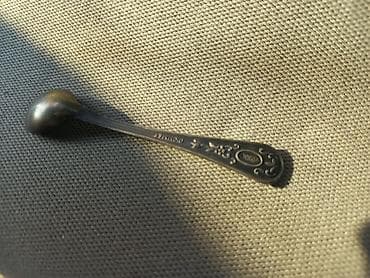 tekstil za namestaj: Malena ukrasna kašičica sa reljefnim ornamentima - Materijal: metal — 2