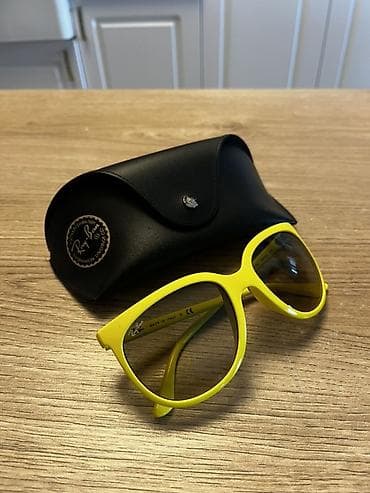 lara d naocare: Ray-Ban sunčane naočare + futrola - Model: Ray-Ban (natpis na staklu — 2