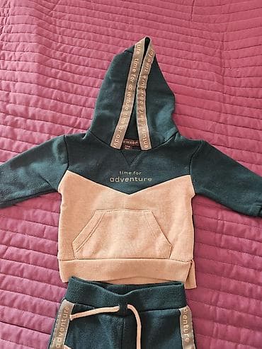 sve sa slike: Dečija trenerka iz dva dela, marke Primark, sa natpisom "Time For — 3