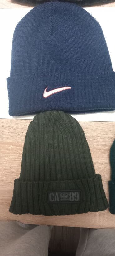 Zimske kape .Novi Beograd Cene su od 300 do 500 dinara .Može dogovor — 6