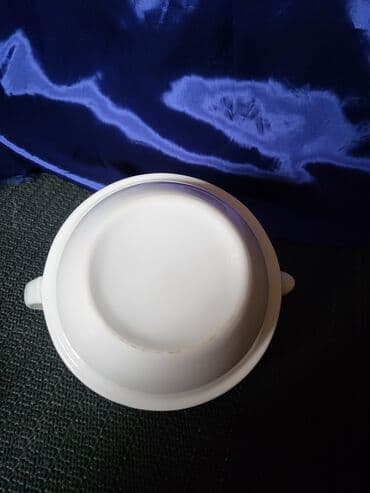 Bokalcic nov porcelanski. Bokal,sve na njemu odsjaj od svetla — 9