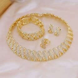 Venčanice i aksesoari: Set nakita Cena:2400 din Elegantan set nakita sa sjajnim kamenčićima — 6