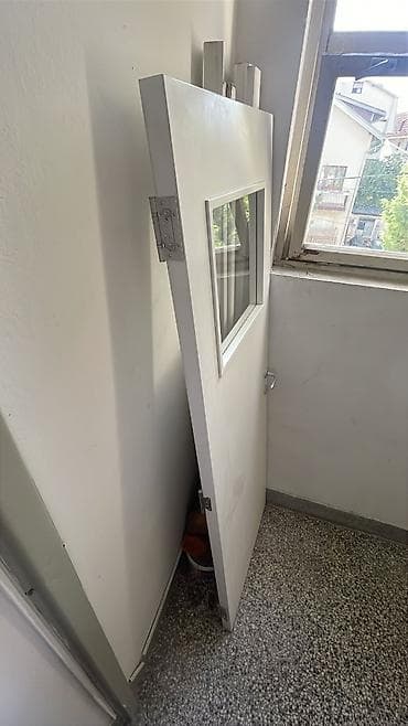 igraonica na naduvavanje: Unutrašnja vrata sa staklenim prozorom . Iz ordinacije. Dimenzije — 3