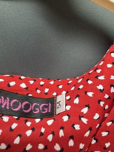 crvena perika: Crvena wrap haljina MOOGGI, veličina 54 - Kroj: preklopni (wrap) — 2