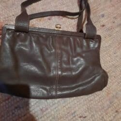 Satovi: 3 kožne tašne cena 1000 — 10