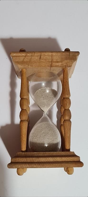 ☆ Stari peščani sat, sa četiri drvena lepo oblikovanih stubića. -