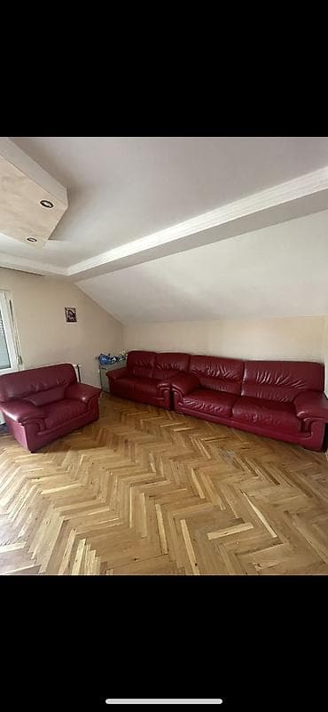 Kožna garnitura – bordo/crvena boja Polovna, Cena: 600€ Kontakt