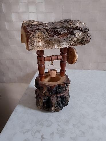 prekrivač za kutnu garnituru: Dekorativni drveni bunar – ručni rad, visine 30 cm. - Materijal: puno — 2