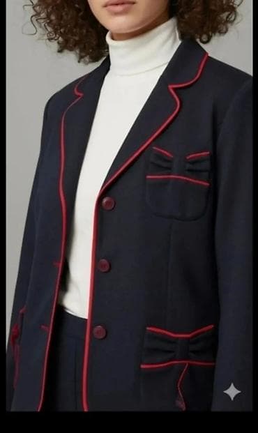 Ženski sako tamnoplave boje sa crvenim paspulom i detaljima u vidu na lalafo.rs Ženski sako tamnoplave boje sa crvenim paspulom i detaljima u vidu