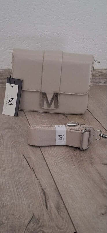 turska roba na veliko novi pazar: Elegantna ženska torbica preko ramena sa metalnim slovom „M” na — 2