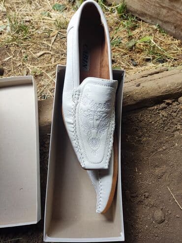 pantalone od vestacke koze: Mokasine, 39 — 2